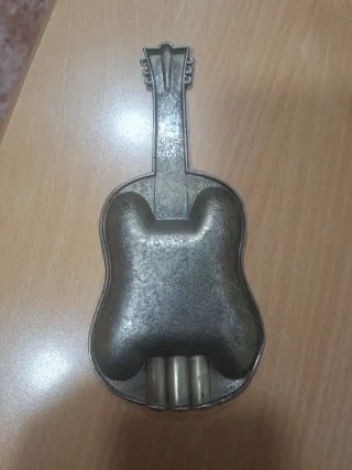 Cenicero antiguo guitarra