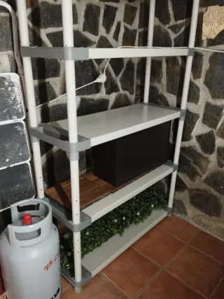 Estantería de plástico modular regulable en altura