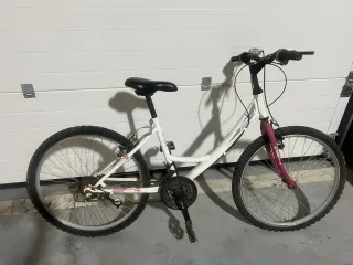 Bicicleta infantil blanca y morada