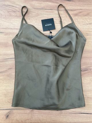 Top lencero talla XS verde oliva con etiqueta