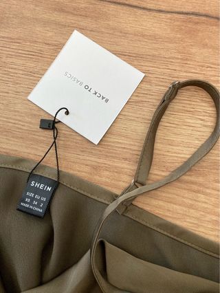 Top lencero talla XS verde oliva con etiqueta