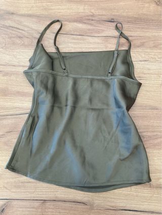 Top lencero talla XS verde oliva con etiqueta