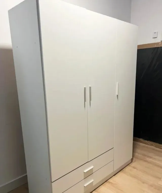 Guarda-roupa branco com 3 portas e 2 gavetas