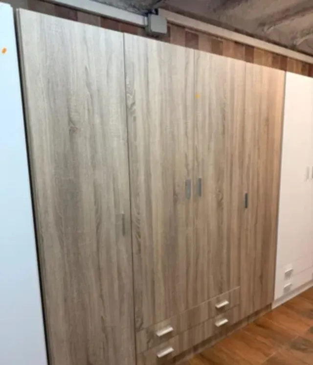 Guarda-roupa branco com 3 portas e 2 gavetas