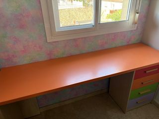 Escritorio con cajonera multicolor