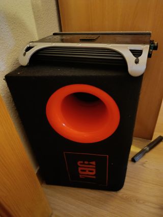 Subwoofer JBL con etapa de potencia