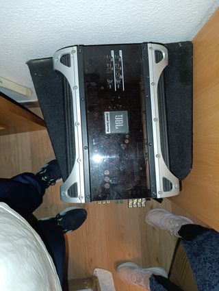 Subwoofer JBL con etapa de potencia