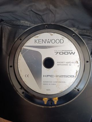 Subwoofer JBL con etapa de potencia