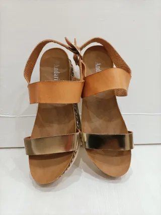Sandalias cuña Camel y Doradas