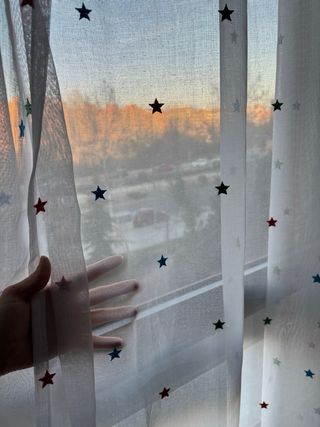 Cortinas blancas con estrellas multicolor