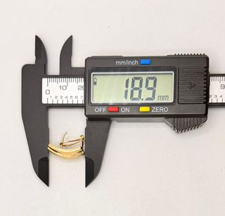 Pendiente de oro de 18k con circonitas, 6.10 g.