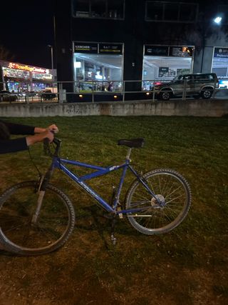 Bicicleta de montaña azul