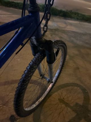 Bicicleta de montaña azul