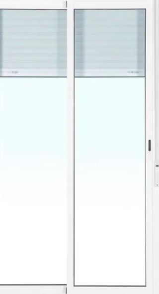 Puerta corredera blanca con persiana
