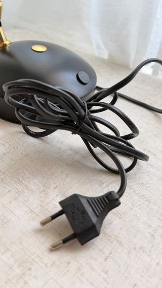 Lámpara de escritorio negra y dorada