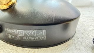 Lámpara de escritorio negra y dorada