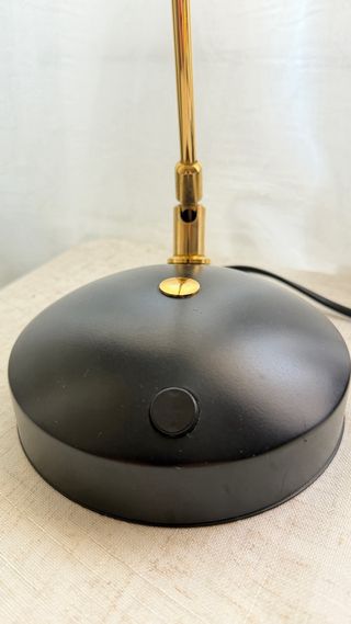 Lámpara de escritorio negra y dorada