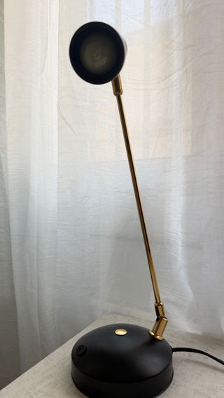 Lámpara de escritorio negra y dorada