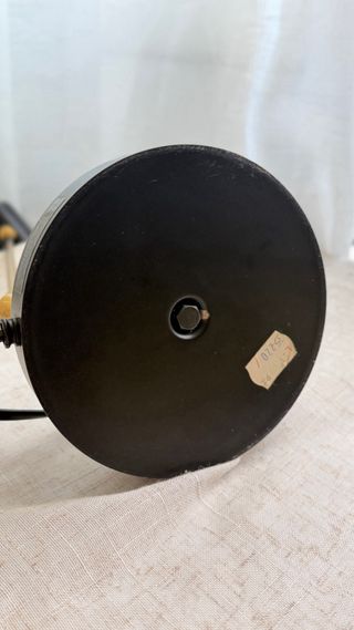 Lámpara de escritorio negra y dorada