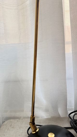Lámpara de escritorio negra y dorada