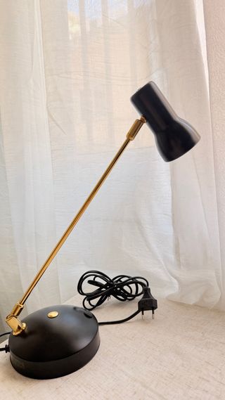 Lámpara de escritorio negra y dorada