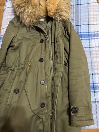 Abrigo verde con capucha de pelo muy acolchado