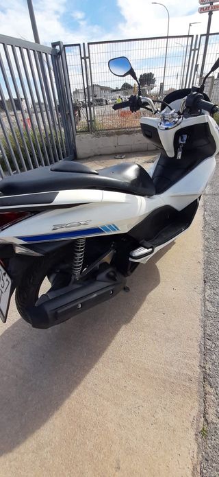¡Scooter Honda Pcx 125cc Ágil y Económica!