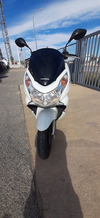 ¡Scooter Honda Pcx 125cc Ágil y Económica!