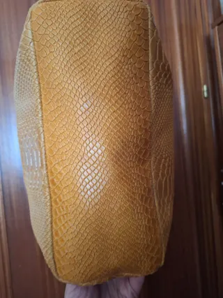 Bolso de piel con textura de serpiente