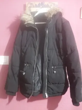 Chaqueta negra,talla 36 Pelo en capucha.nueva