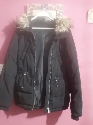 Chaqueta negra,talla 36 Pelo en capucha.nueva