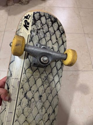 Skate con diseño de escamas