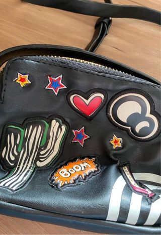 Bolso bandolera negro con parches