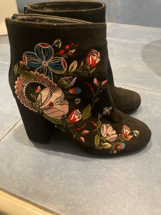 Stivaletti neri con ricami floreali