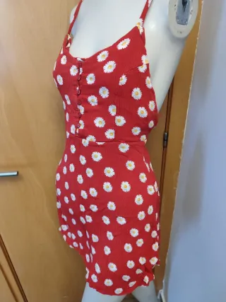 Vestido rojo con flores blancas