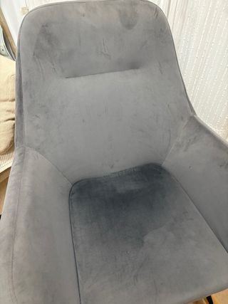 Butaca gris con base de madera