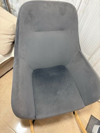 Butaca gris con base de madera