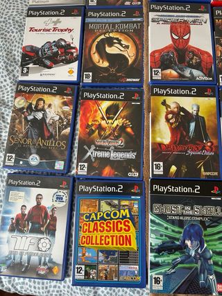 Consolle PS2 con 32 videogiochi e 4 controller Buzz