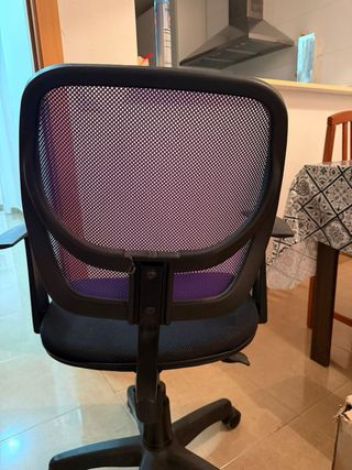 Silla de oficina ergonómica púrpura y negra