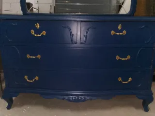 Cómoda antigua restaurada azul y dorada