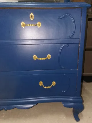Cómoda antigua restaurada azul y dorada
