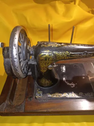 Macchina da cucire a manovella antica