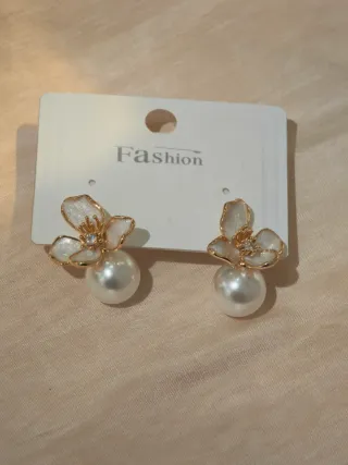 Orecchini fiore perla smalto bianco oro