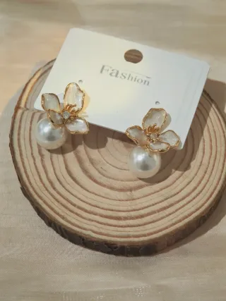 Orecchini fiore perla smalto bianco oro