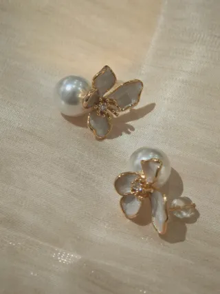 Orecchini fiore perla smalto bianco oro