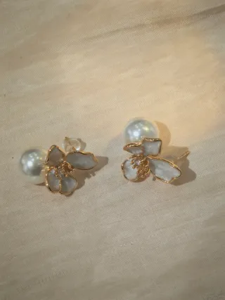 Orecchini fiore perla smalto bianco oro