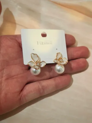 Orecchini fiore perla smalto bianco oro