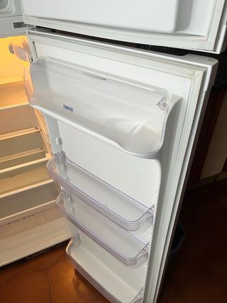 Nevera y congelador blanco