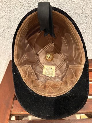 Casco de terciopelo negro vintage