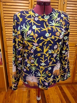 Chaqueta bordada floral azul